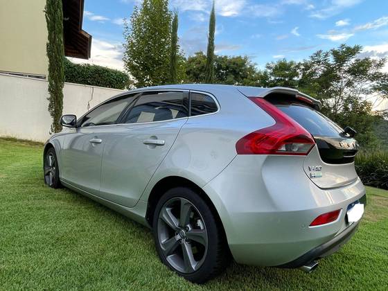VOLVO V40 2.0 T4 MOMENTUM GASOLINA 4P AUTOMÁTICO VOLVO V40 2.0 T4 MOMENTUM GASOLINA 4P AUTOMÁTICO
